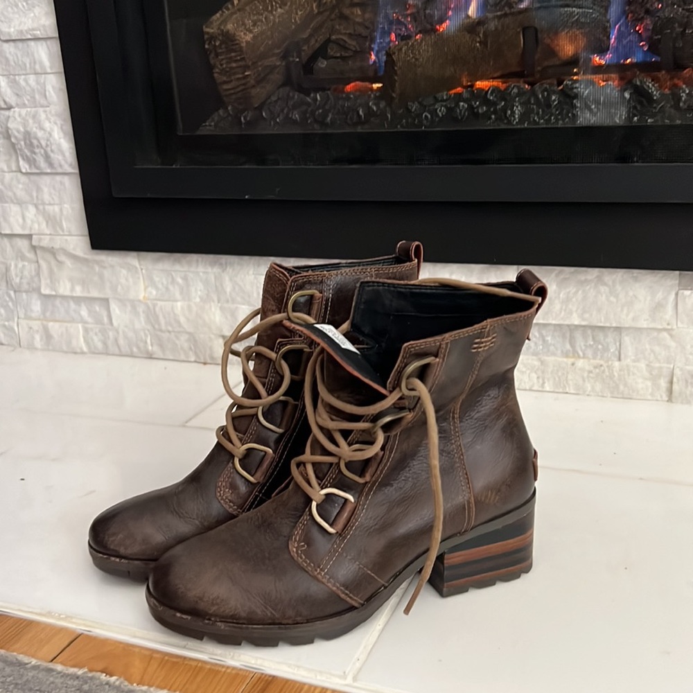 Sorel Cate lace up boots 8.5 EUC